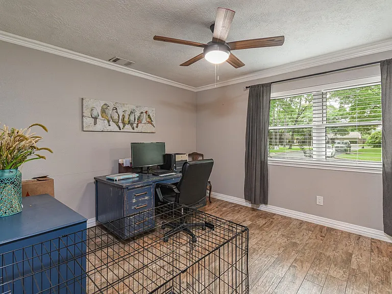 310 Prince Of Wales St — Photo 8