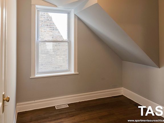 4th image of 2118 N Avers Ave #1