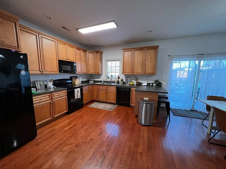 1127 Wellington Dr — Photo 3