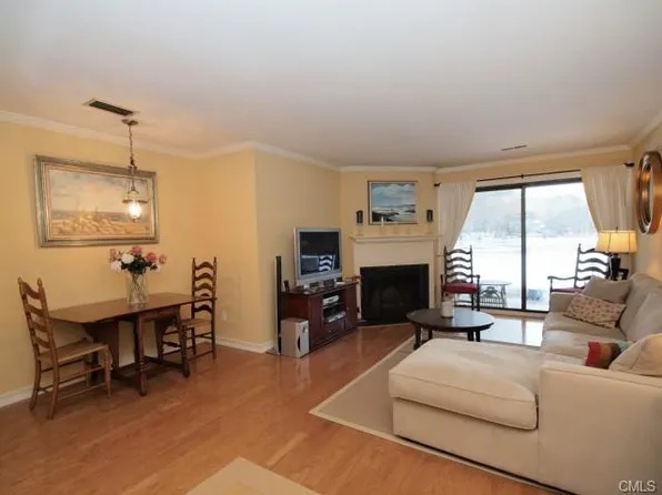 147 Rowayton Woods Dr, Norwalk, CT 06854