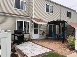 185 Parkview Cir, Grand Forks, ND 58201