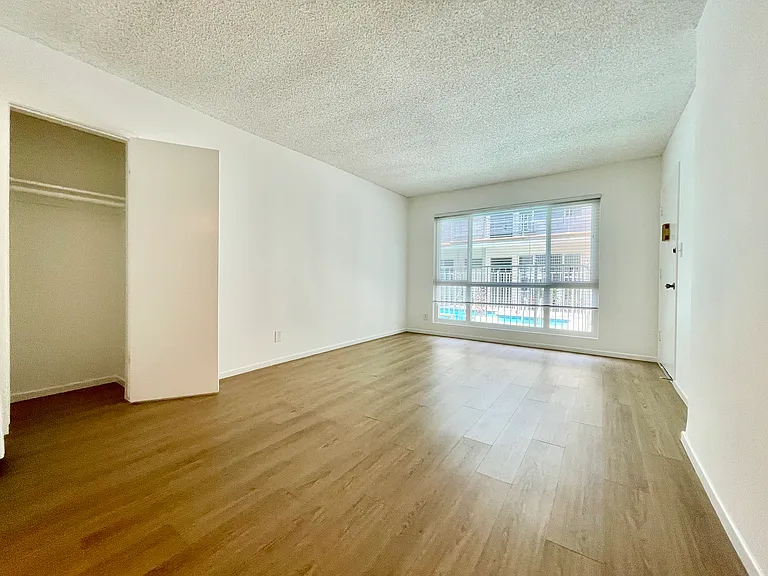 934 N Gardner St #8 — Photo 1