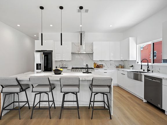 4th image of 3876 Roxton Ave