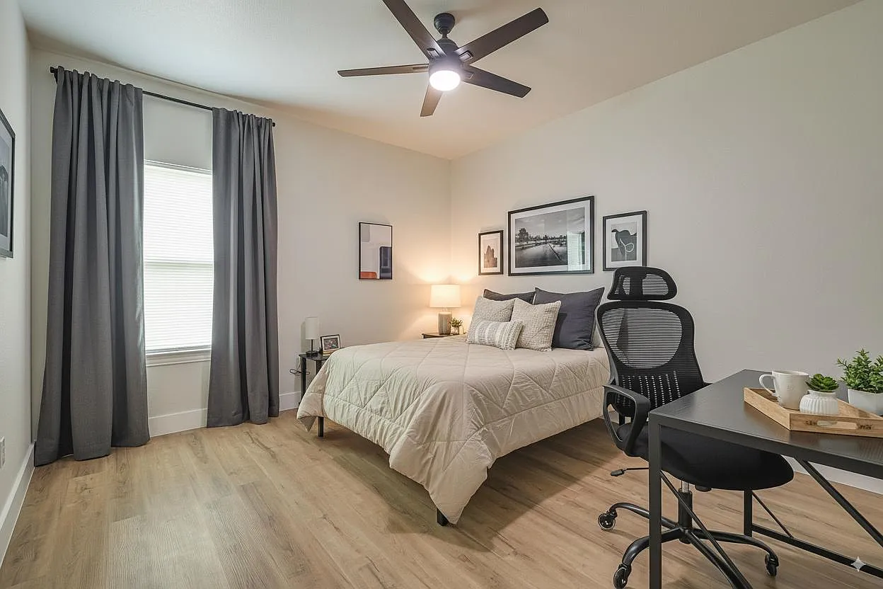 4 bed, 6.0 bath, 2000 sqft, $1,209 — Photo 1