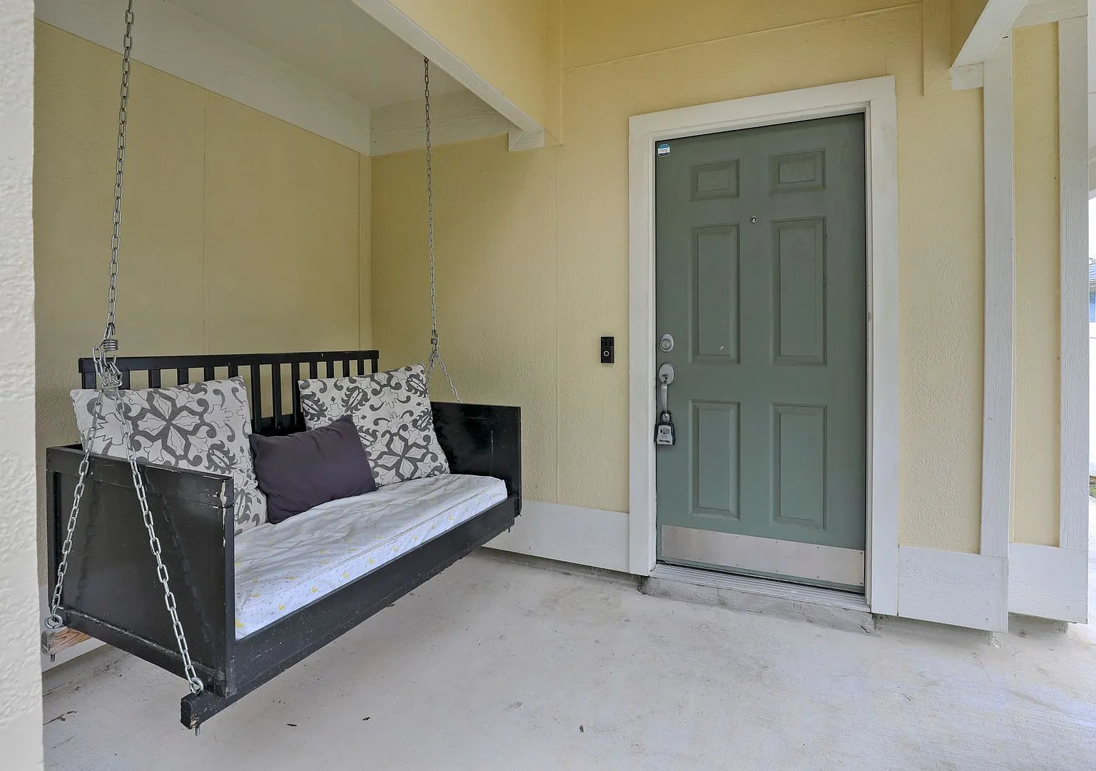 Quaint 3 Bedroom 2 Bathroom Home Tucked Away in Savannah! — Photo 2