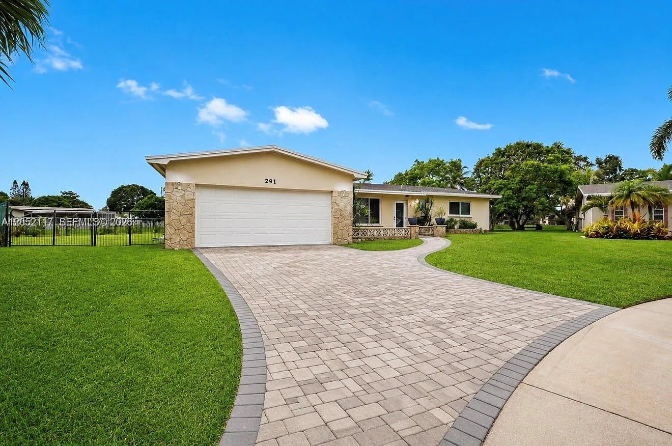 Pasadena Lakes South — Photo 1