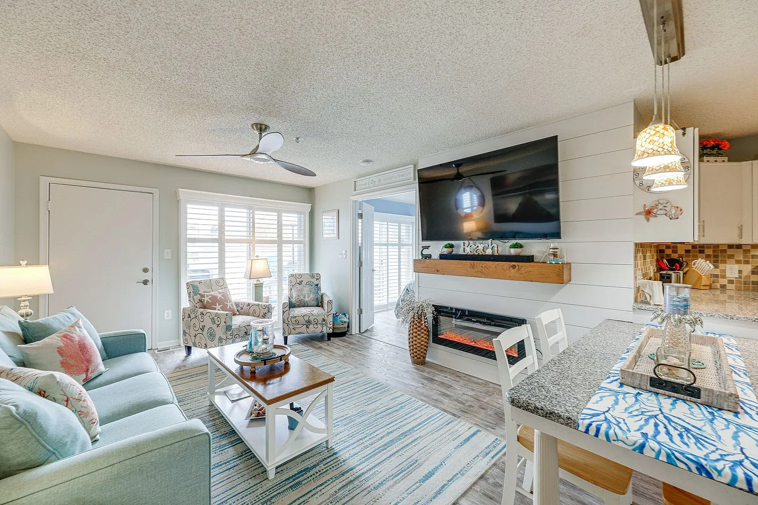 2 bed, 2.0 bath, 818 sqft, $3,612 — Photo 2