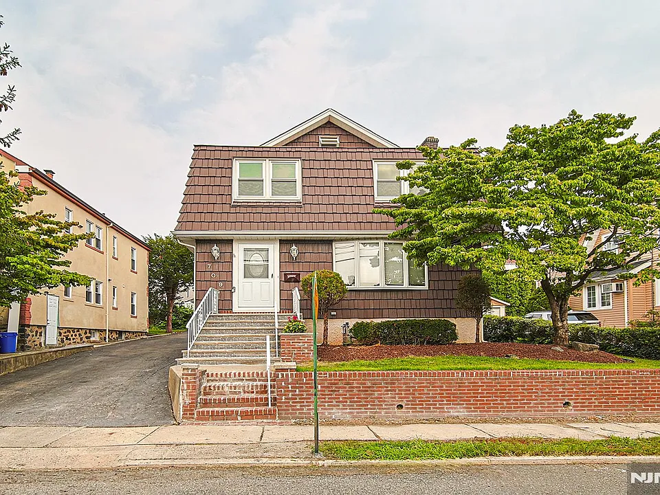 709 Kingsland Ave