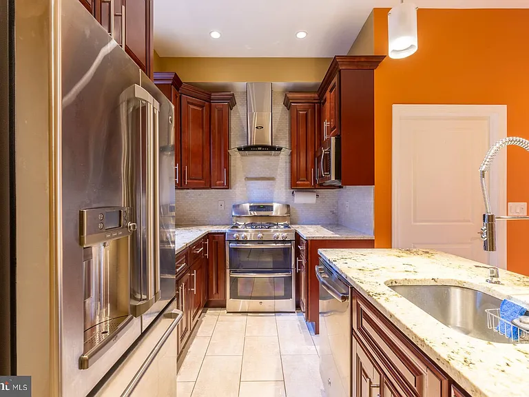 235 W Jefferson St — Photo 1