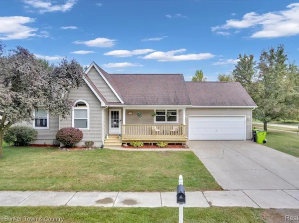 211 Colfax St, Fenton, MI 48430