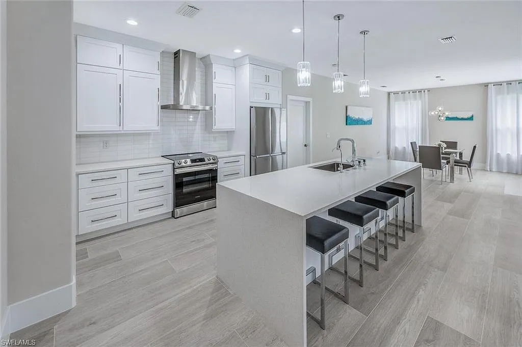 3 bed, 2.0 bath, 2100 sqft, $6,750 — Photo 2