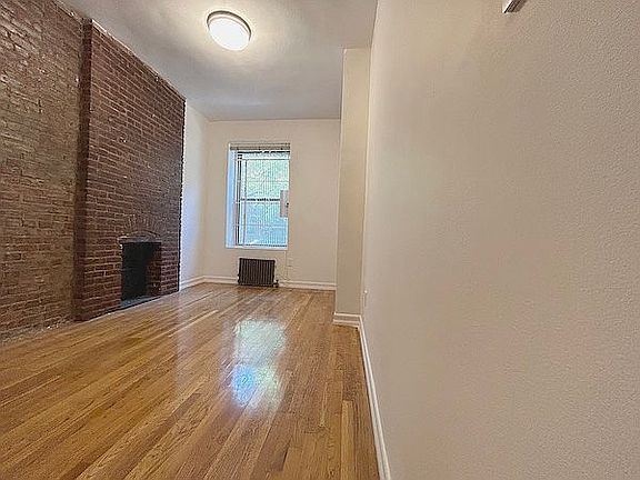 3rd image of 333 W 19th St APT 1E