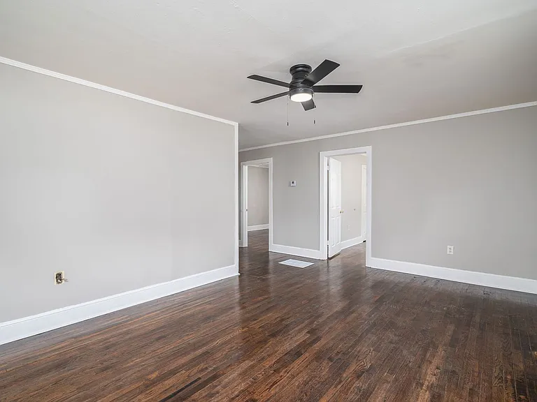 913 Edgemont Ave — Photo 2