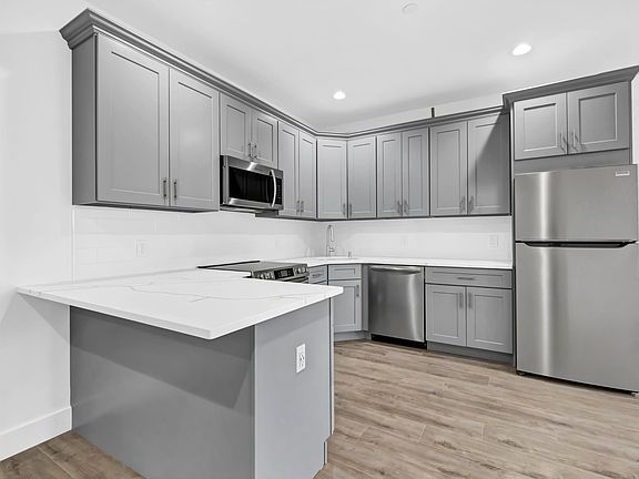 4th image of 533 Greenwich St APT 1C