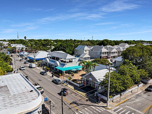 3rd image of 1075 Duval St APT R10