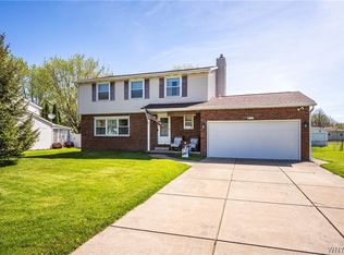 26 Lakewood Dr, Orchard Park, NY 14127