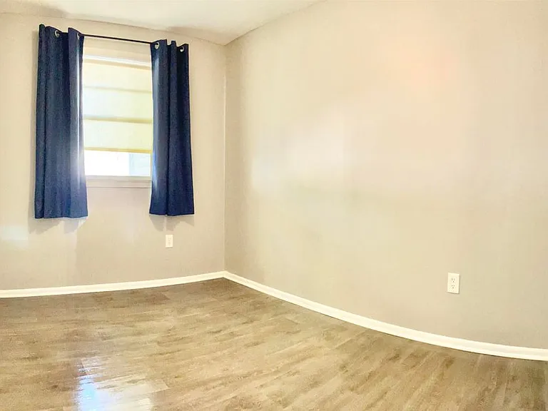 23515 Marshall St — Photo 11
