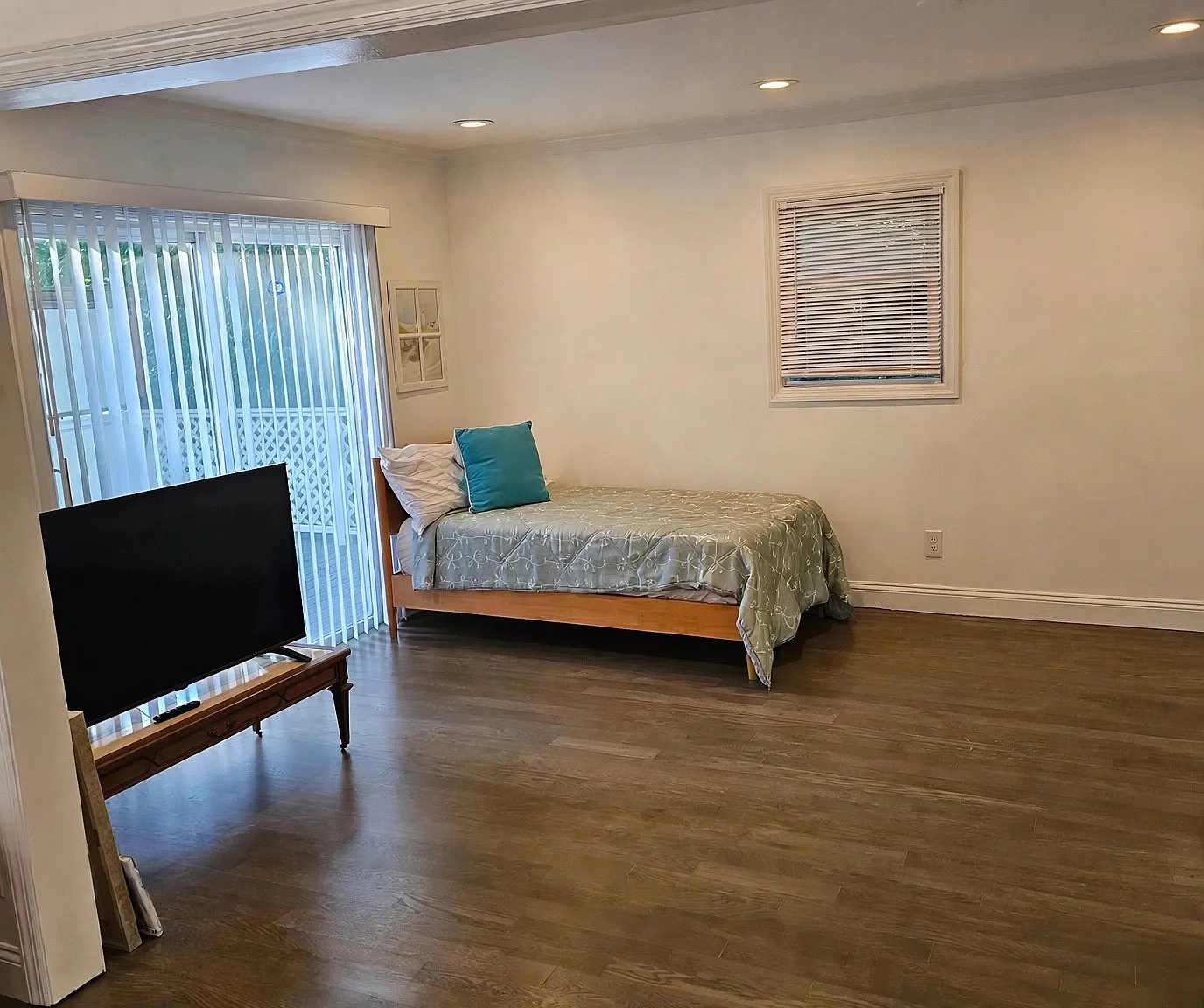 Year Round Studio Cottage, Minutes to Village, No Broker Fee — Photo 4