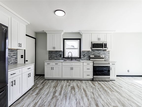 5th image of 1563 Norton St