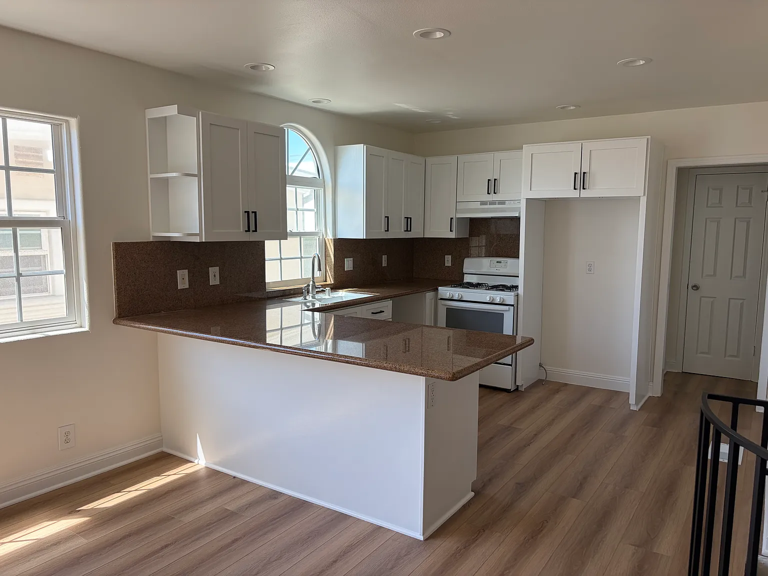 2 bed, 1000 sqft, $4,995 — Photo 2