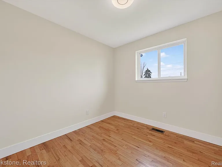 30428 Iroquois Dr — Photo 15