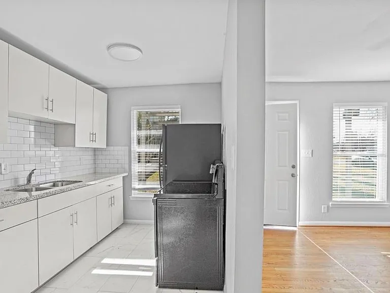 819 Oak St #4 — Photo 2