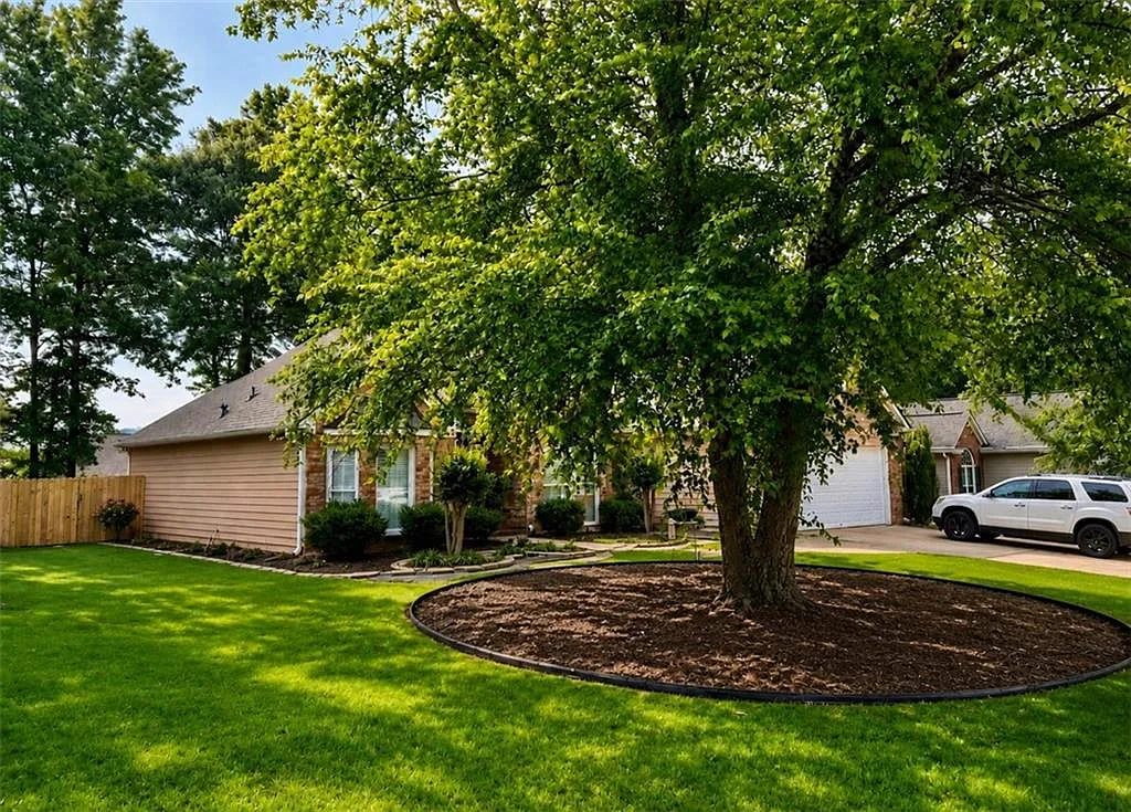 3 bed, 2.0 bath, 1745 sqft, $2,400 — Photo 3