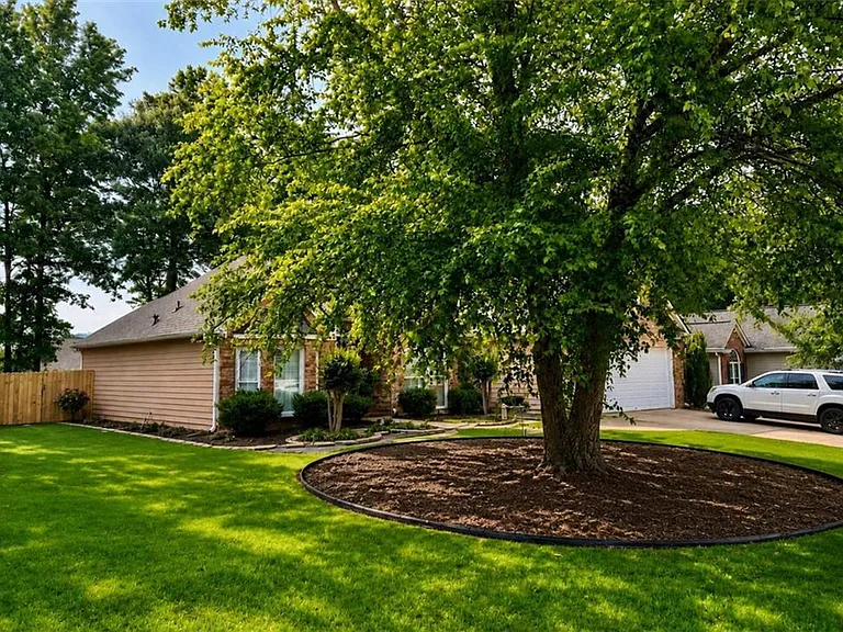 463 Valleyside Dr — Photo 3