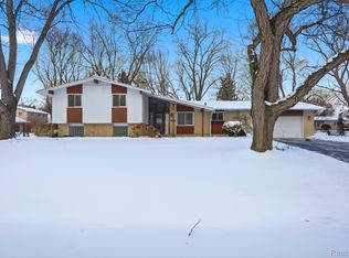 5586 Wild Ridge Ln, West Bloomfield, MI 48322