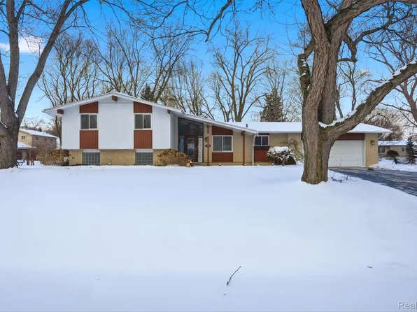 5586 Wild Ridge Ln, West Bloomfield, MI 48322