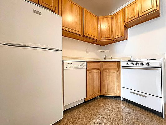 3rd image of 311 E 80th St APT 11