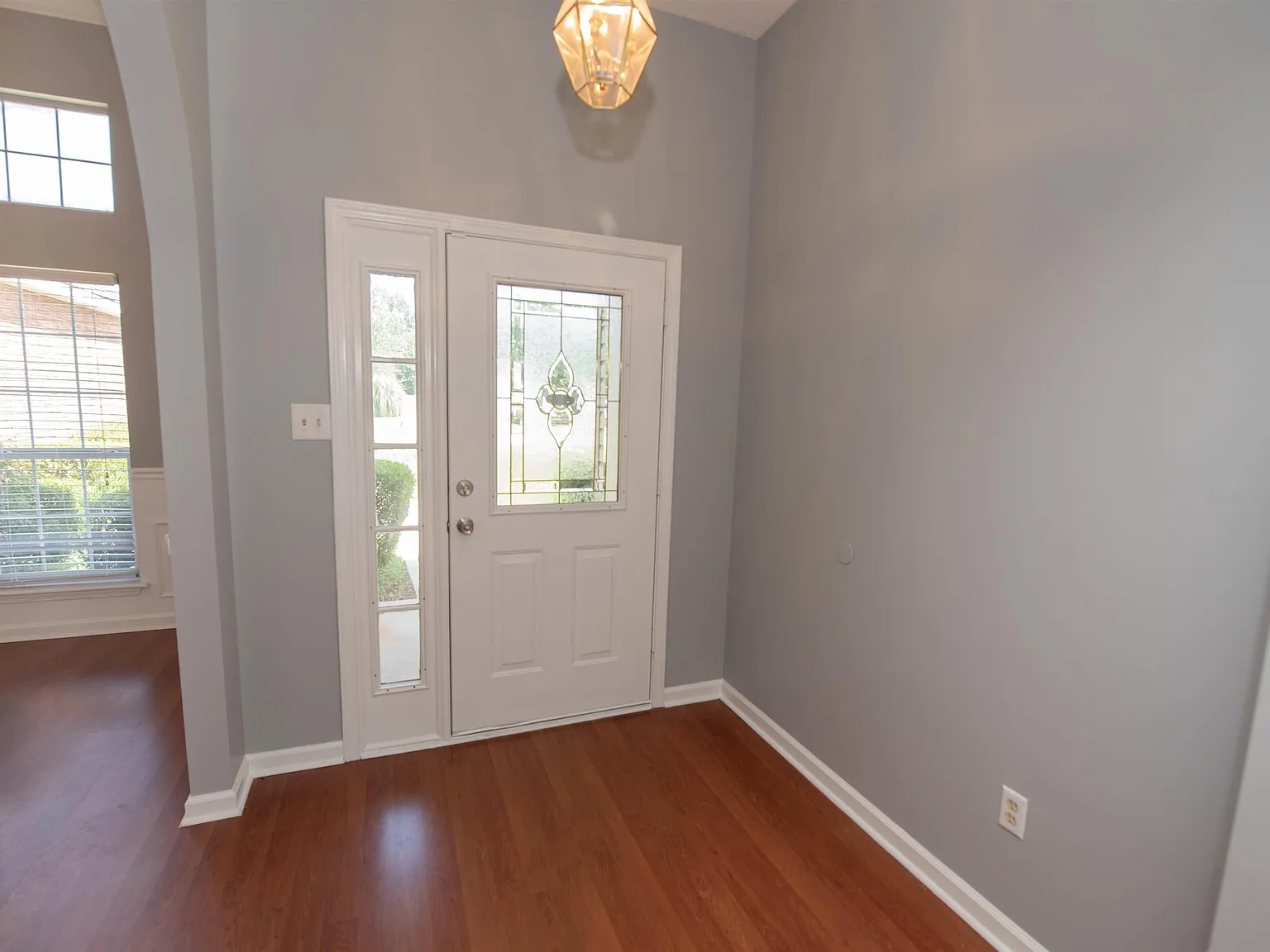 4 bed, 2.0 bath, 1931 sqft, $2,200 — Photo 2