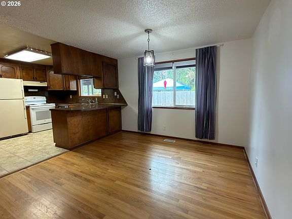 5th image of 2188 SE Pine St
