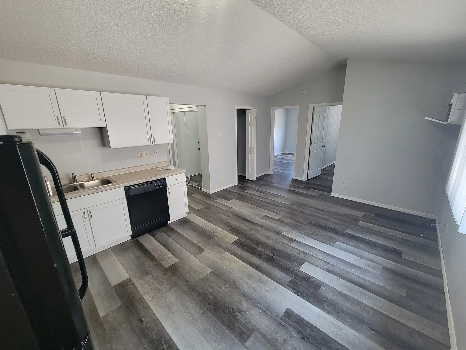 2 bed, 750 sqft, $1,300 — Photo 3