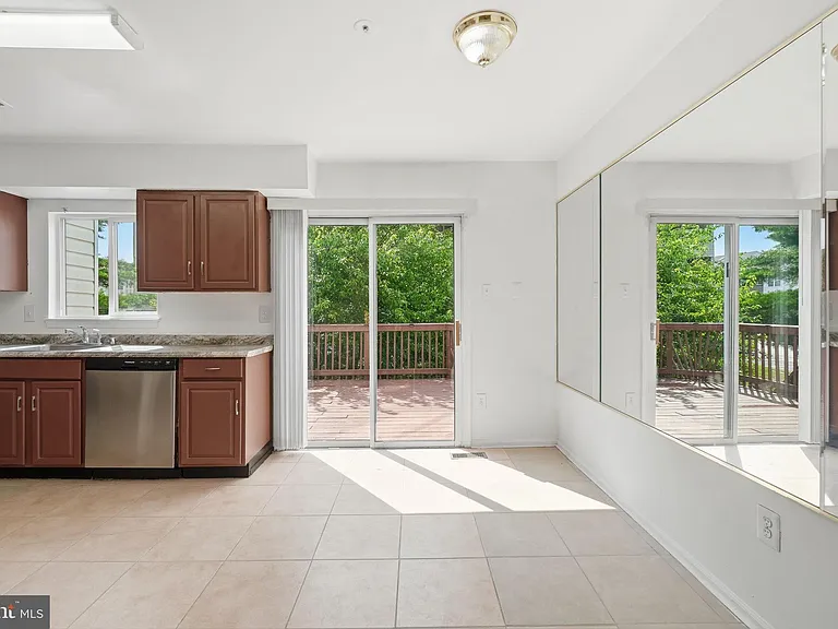 14247 Oxford Dr — Photo 10