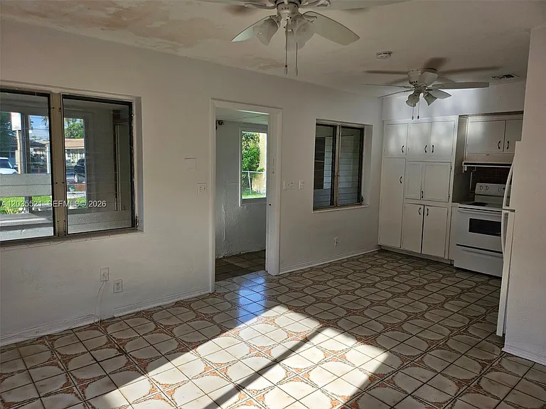 709 NE 4th Ct #6 — Photo 14