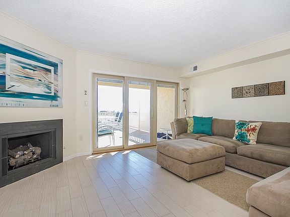 Living RM w/ gas fireplace