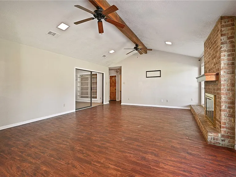 2505 Rustling Oaks Dr — Photo 8