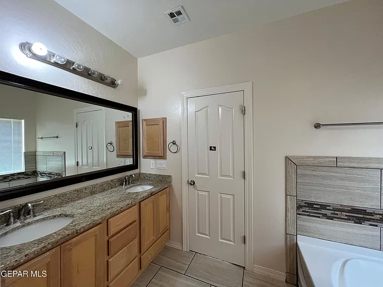 147 N Manzanita Dr — Photo 13