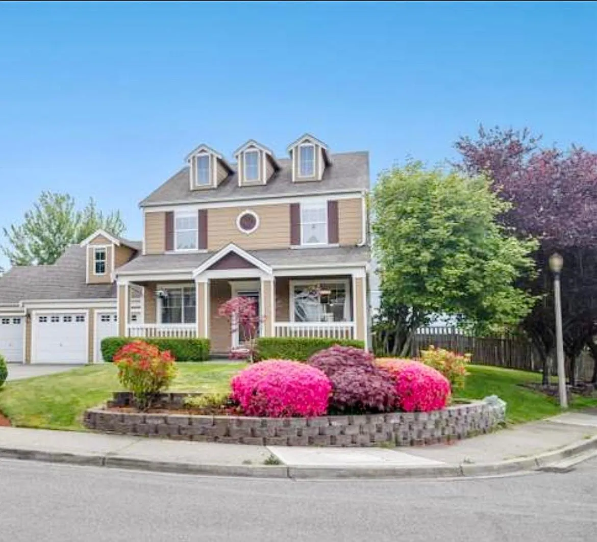3320 Laurelwood Cir NE — Photo 1