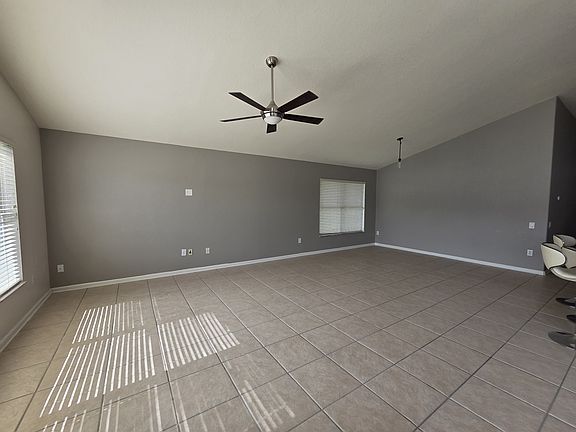 3rd image of 3196 Stonehurst Cir #1