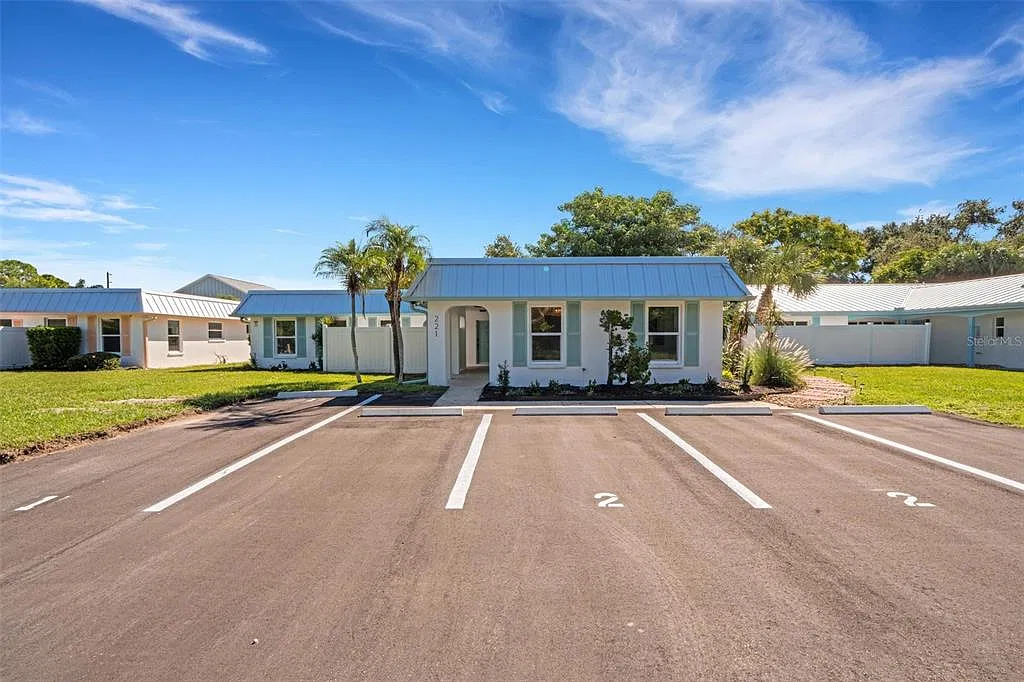 2 bed, 1.0 bath, 1082 sqft, $2,000 — Photo 1