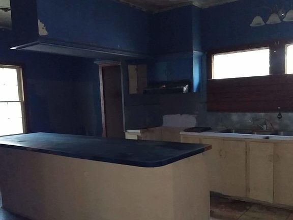 4th image of 703 High School Dr