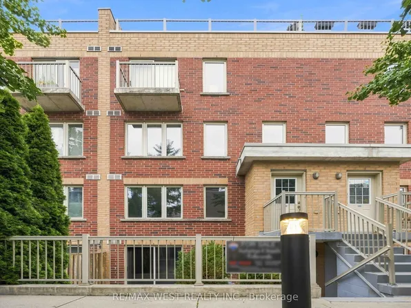20 Elsie Ln #122, Toronto, ON M6P 3N9