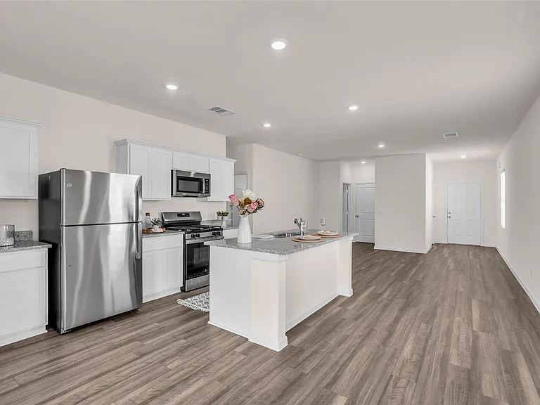 18669 Shauna Danielle Dr — Photo 2