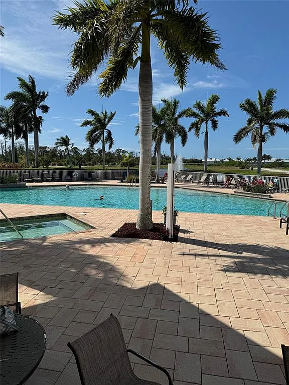 2 bed, 2.0 bath, 903 sqft, $2,100 — Photo 2