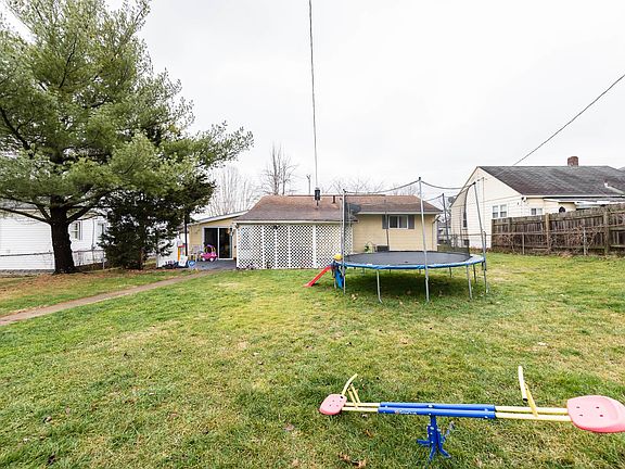 4th image of 440 Clarendon St