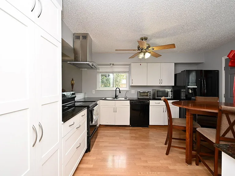 13102 Richmond Ave — Photo 6