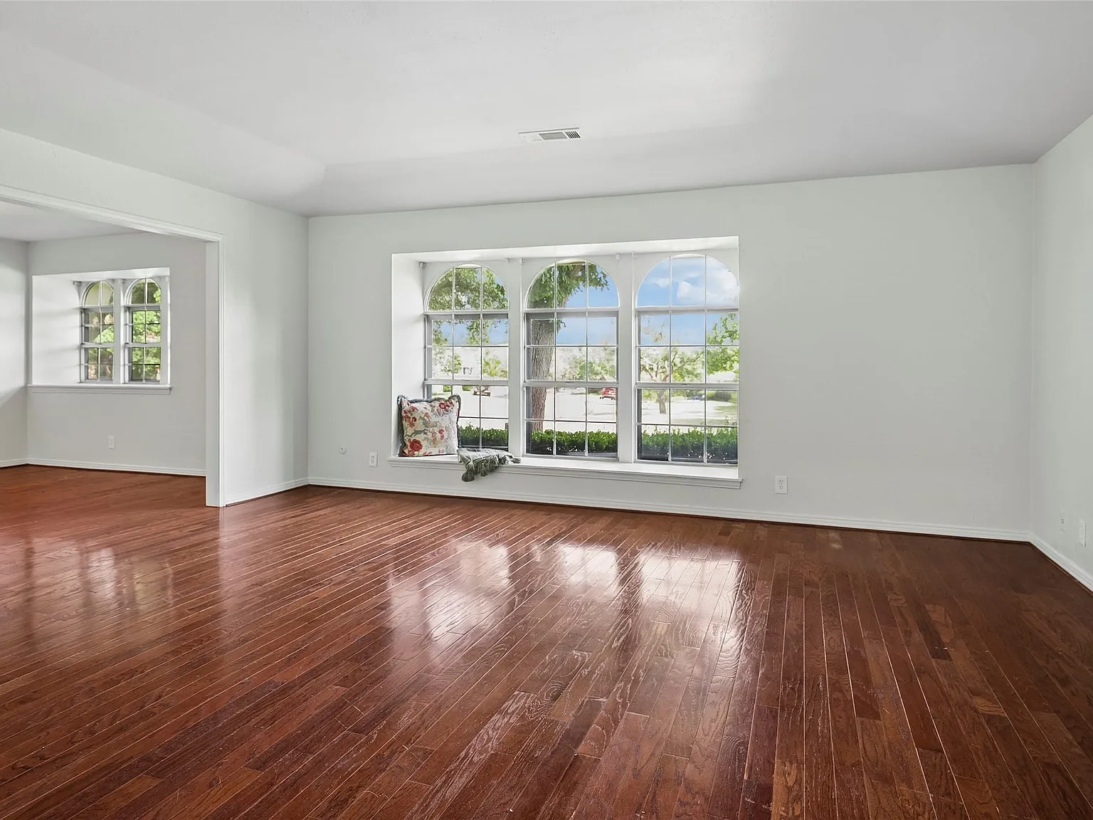 3 bed, 3.5 bath, 2632 sqft, $3,750 — Photo 2