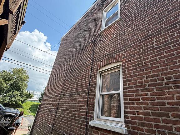 4th image of 936 Simpson St